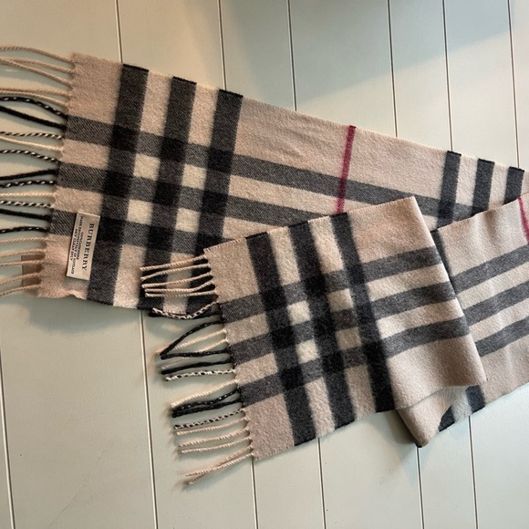 BURBERRY CLASSIC SCARF 🧣Authentic & like new - Picture 2 of 8